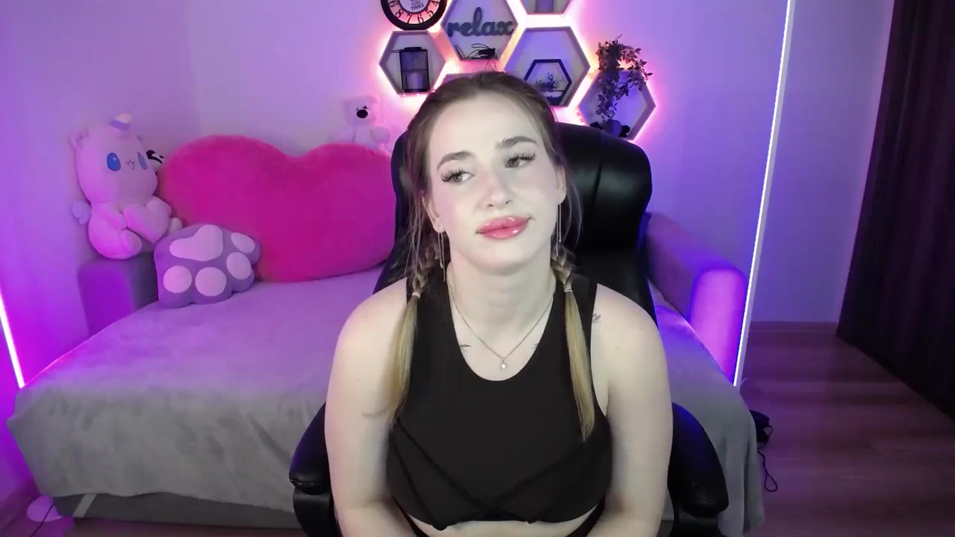 Gallery image thumbnail from SabrinaViolet's myfreecams stream on, 04/06/2026, 08:53 image 15 of 20
