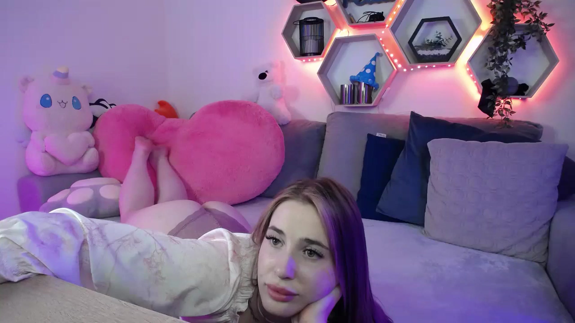 Gallery image thumbnail from SabrinaViolet's myfreecams stream on, 04/16/2026, 12:48 image 18 of 20