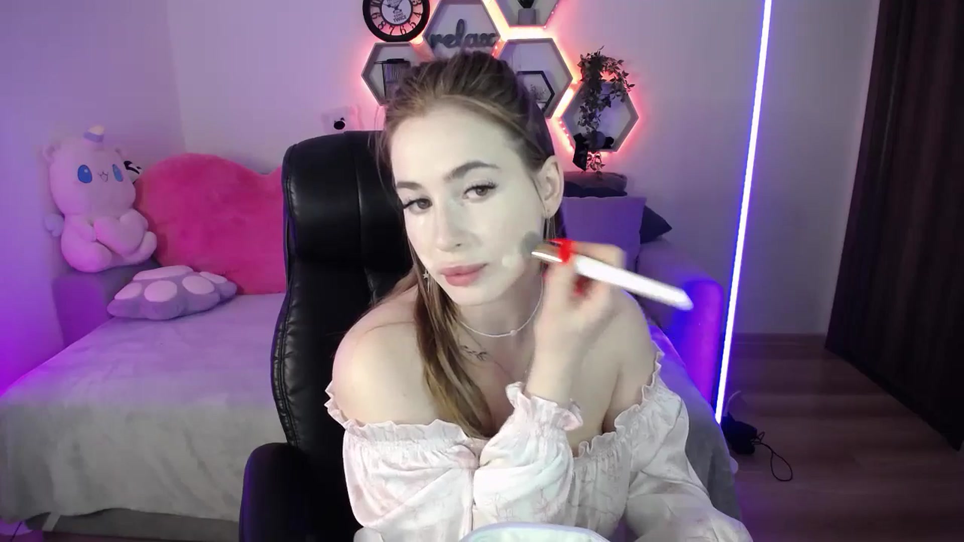 Gallery image thumbnail from SabrinaViolet's myfreecams stream on, 04/17/2026, 09:13 image 9 of 20