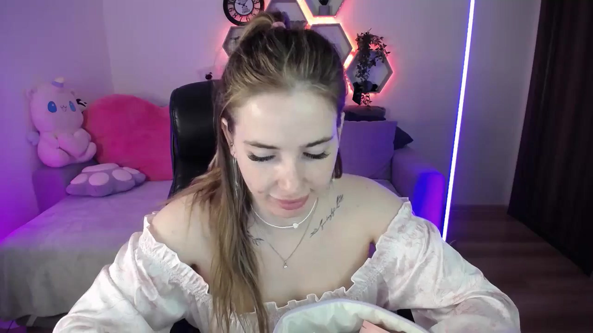 Gallery image thumbnail from SabrinaViolet's myfreecams stream on, 04/17/2026, 09:13 image 6 of 20