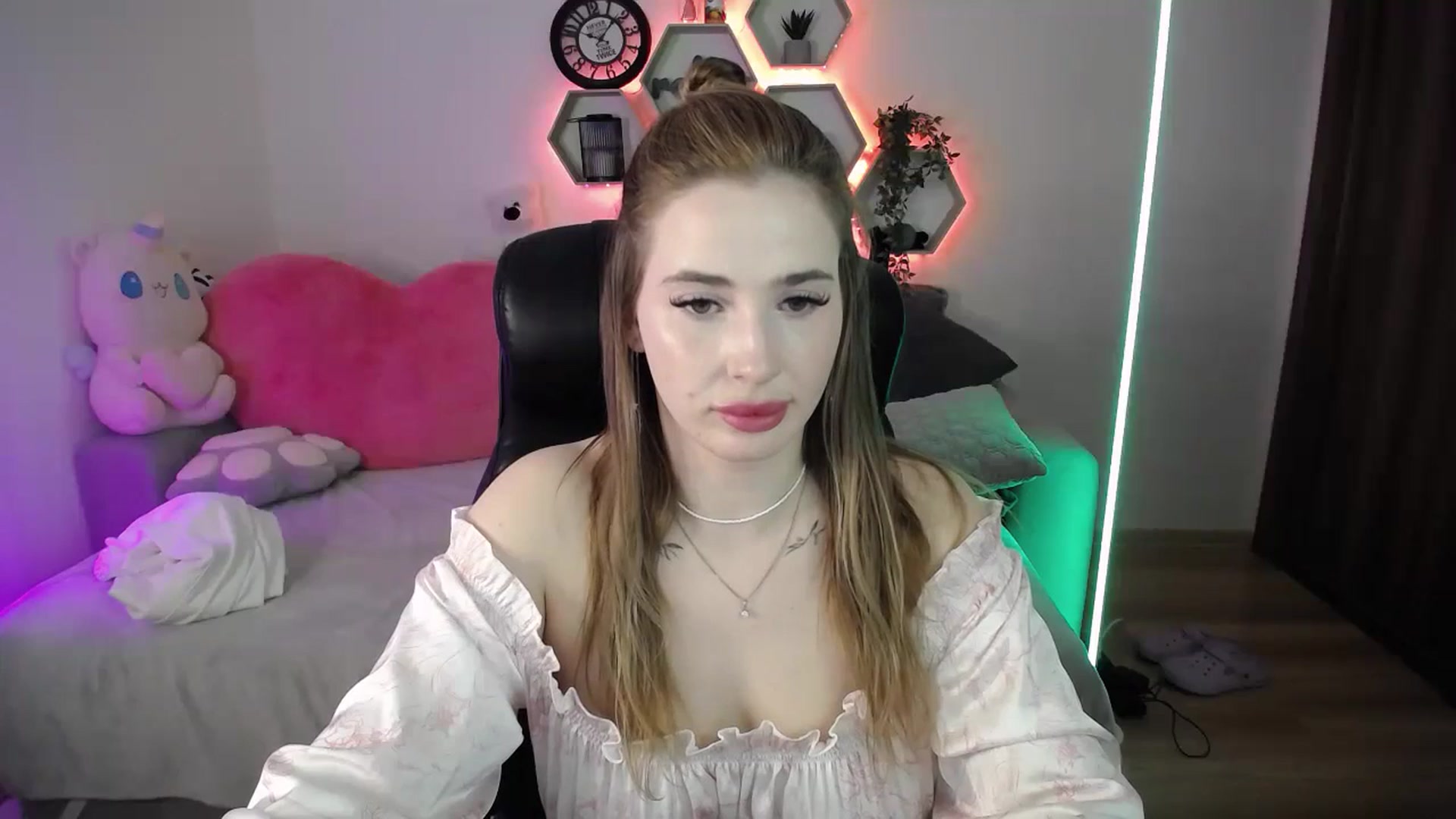 Gallery image thumbnail from SabrinaViolet's myfreecams stream on, 04/17/2026, 13:25 image 15 of 20