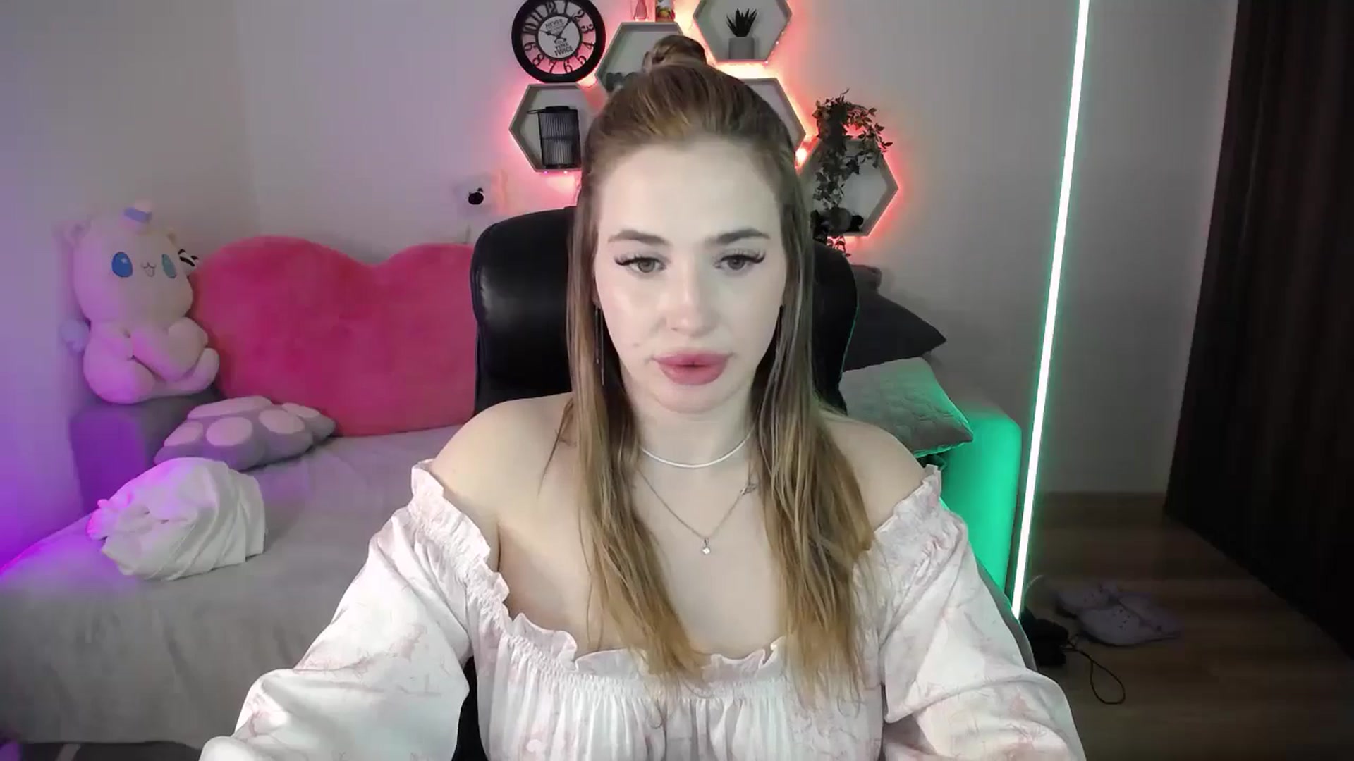 Gallery image thumbnail from SabrinaViolet's myfreecams stream on, 04/17/2026, 13:25 image 14 of 20