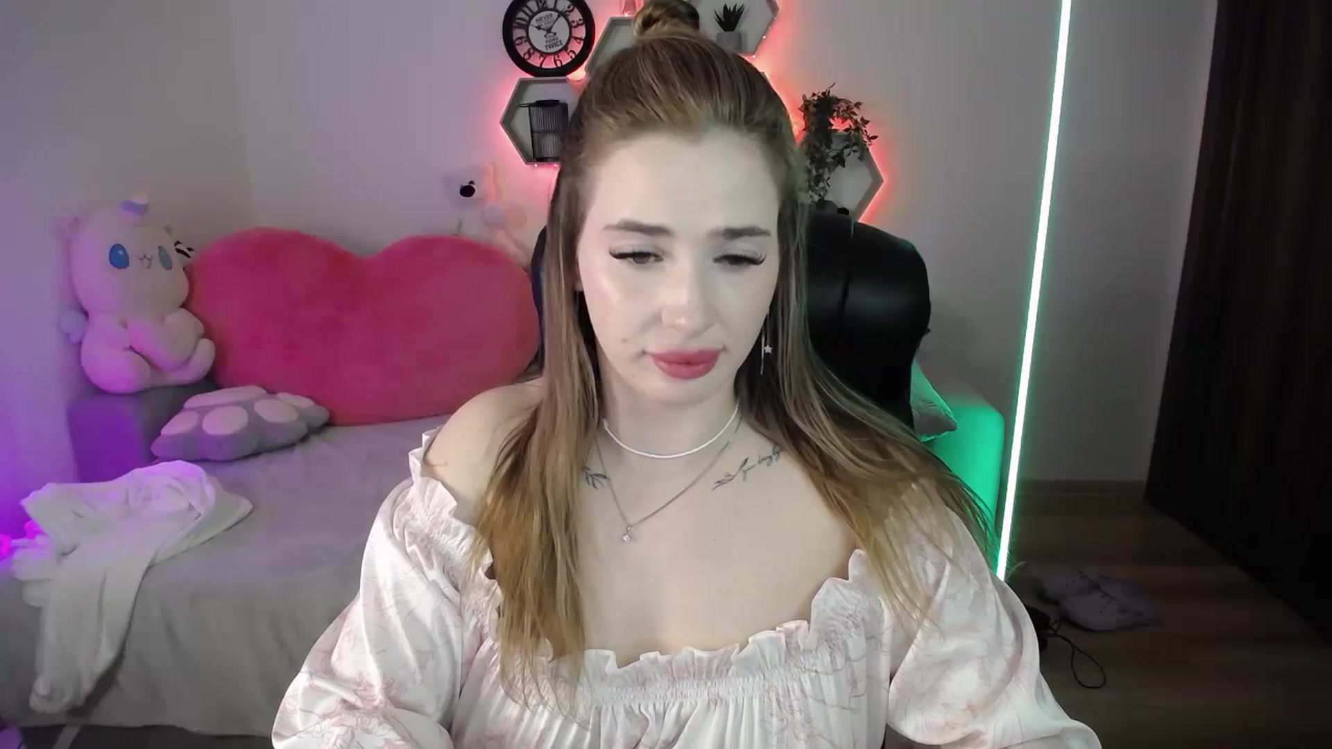 Gallery image thumbnail from SabrinaViolet's myfreecams stream on, 04/17/2026, 13:25 image 16 of 20