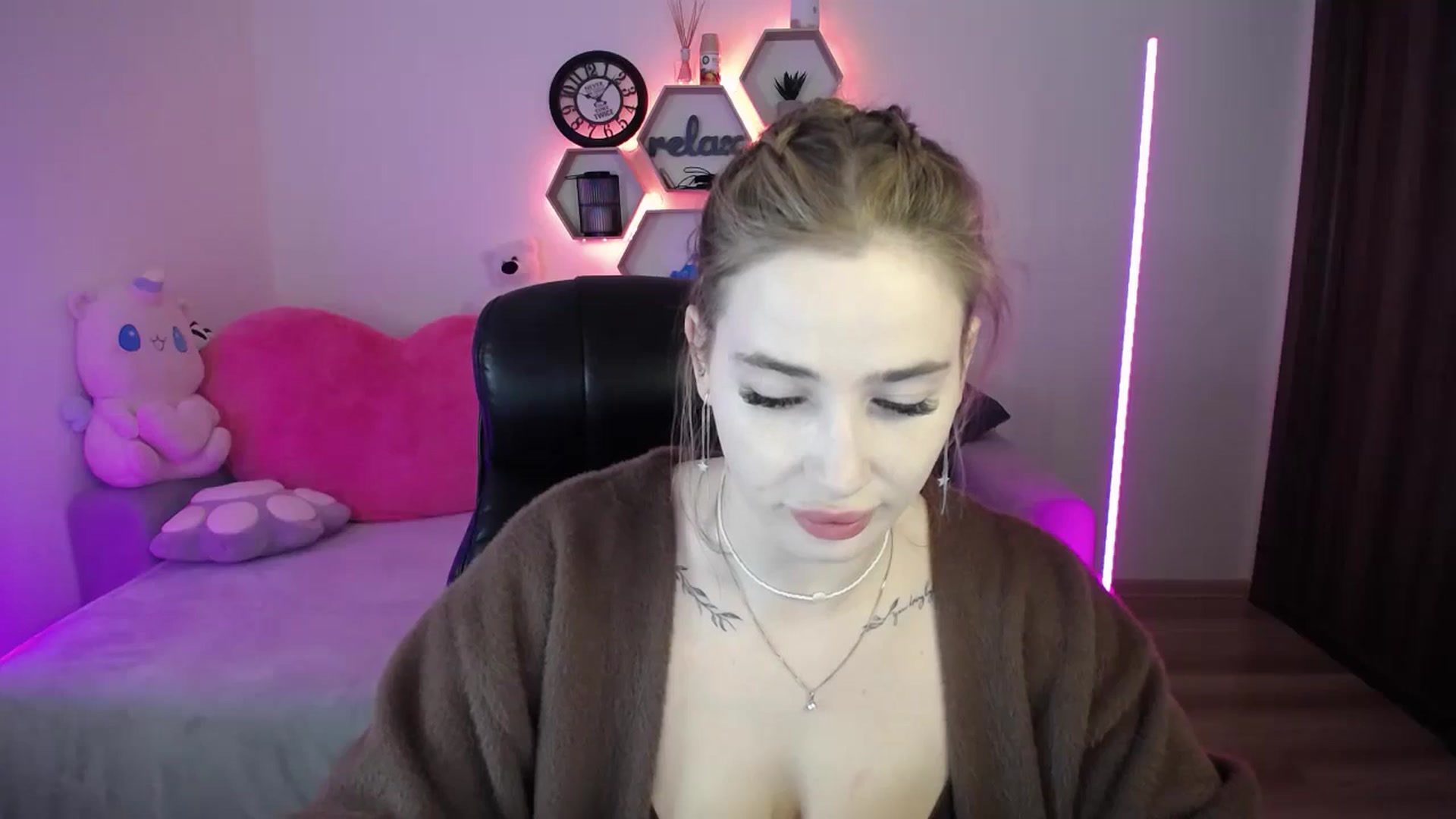 Gallery image thumbnail from SabrinaViolet's myfreecams stream on, 04/18/2026, 09:42 image 3 of 20