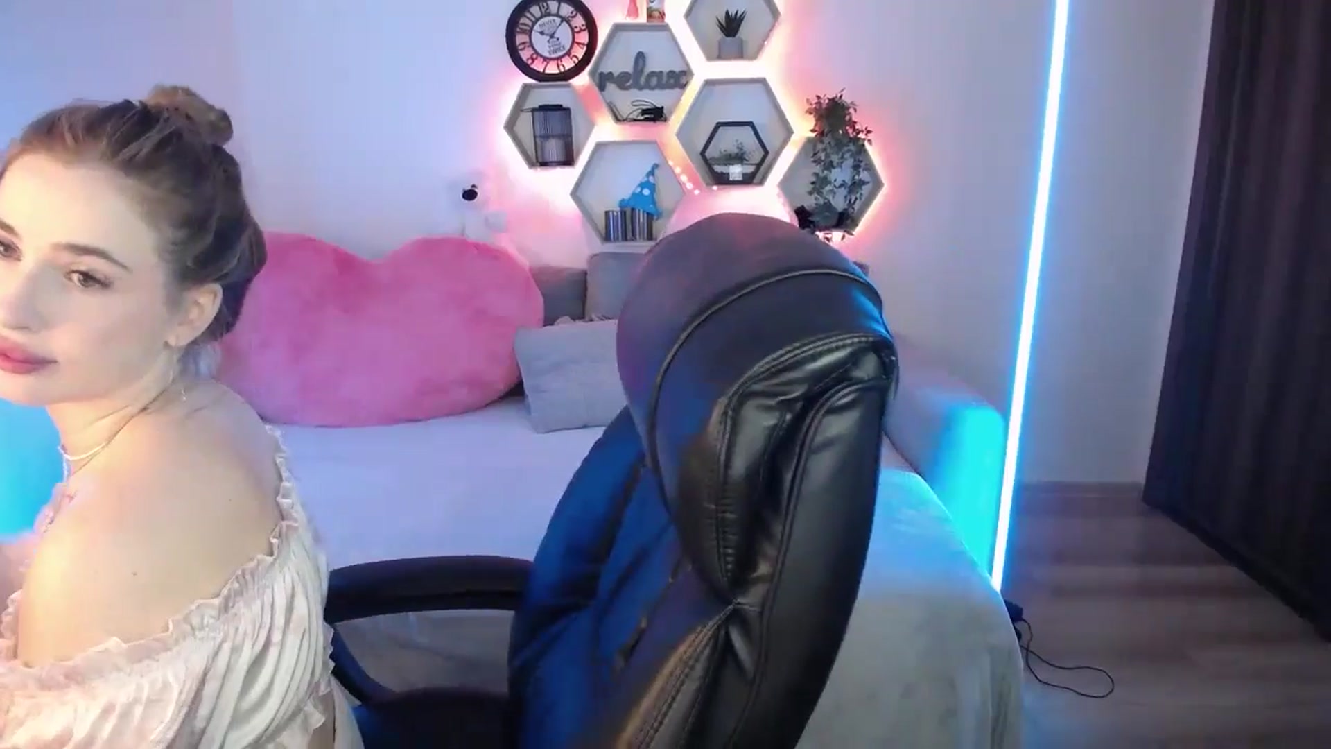 Gallery image thumbnail from SabrinaViolet's myfreecams stream on, 04/20/2026, 08:24 image 14 of 20