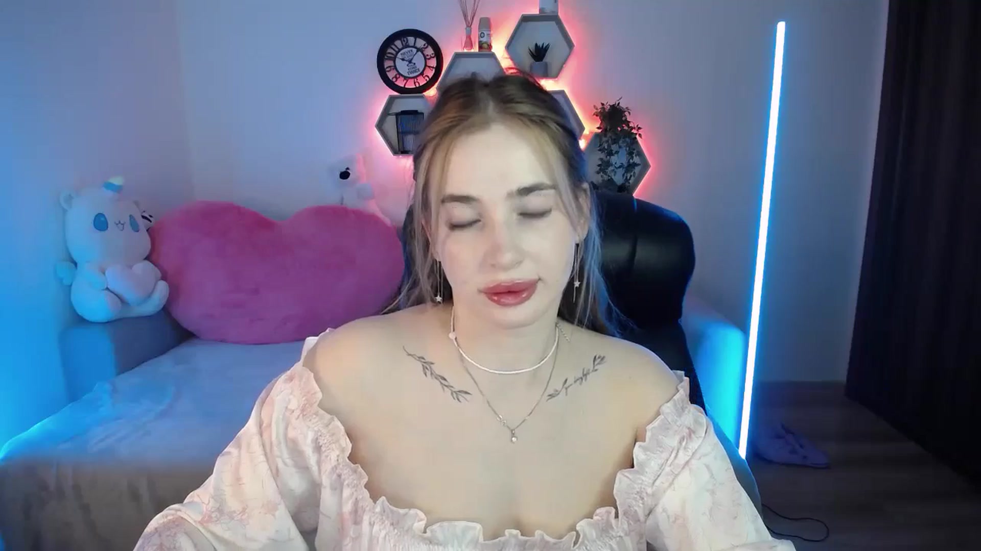 Gallery image thumbnail from SabrinaViolet's myfreecams stream on, 04/20/2026, 14:01 image 9 of 20