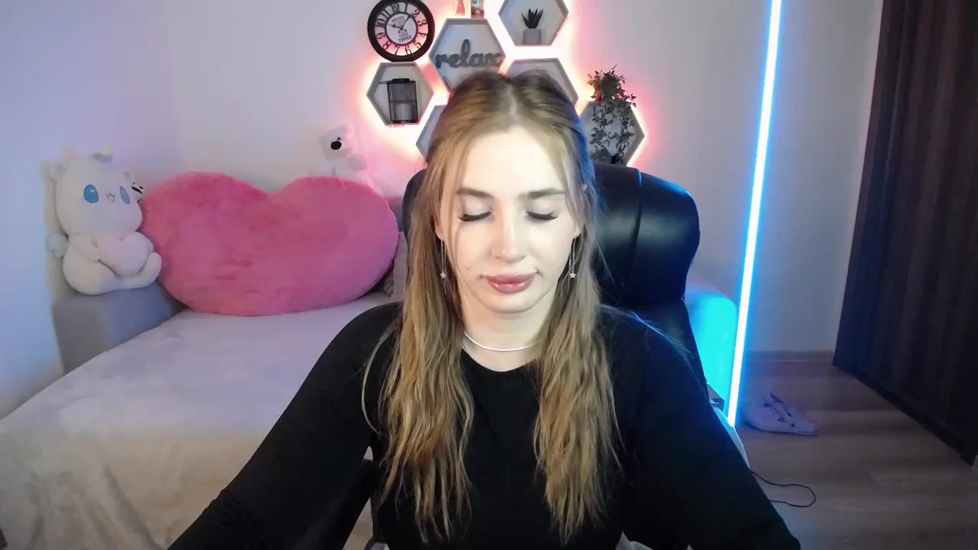 Gallery image thumbnail from SabrinaViolet's myfreecams stream on, 04/20/2026, 14:01 image 19 of 20