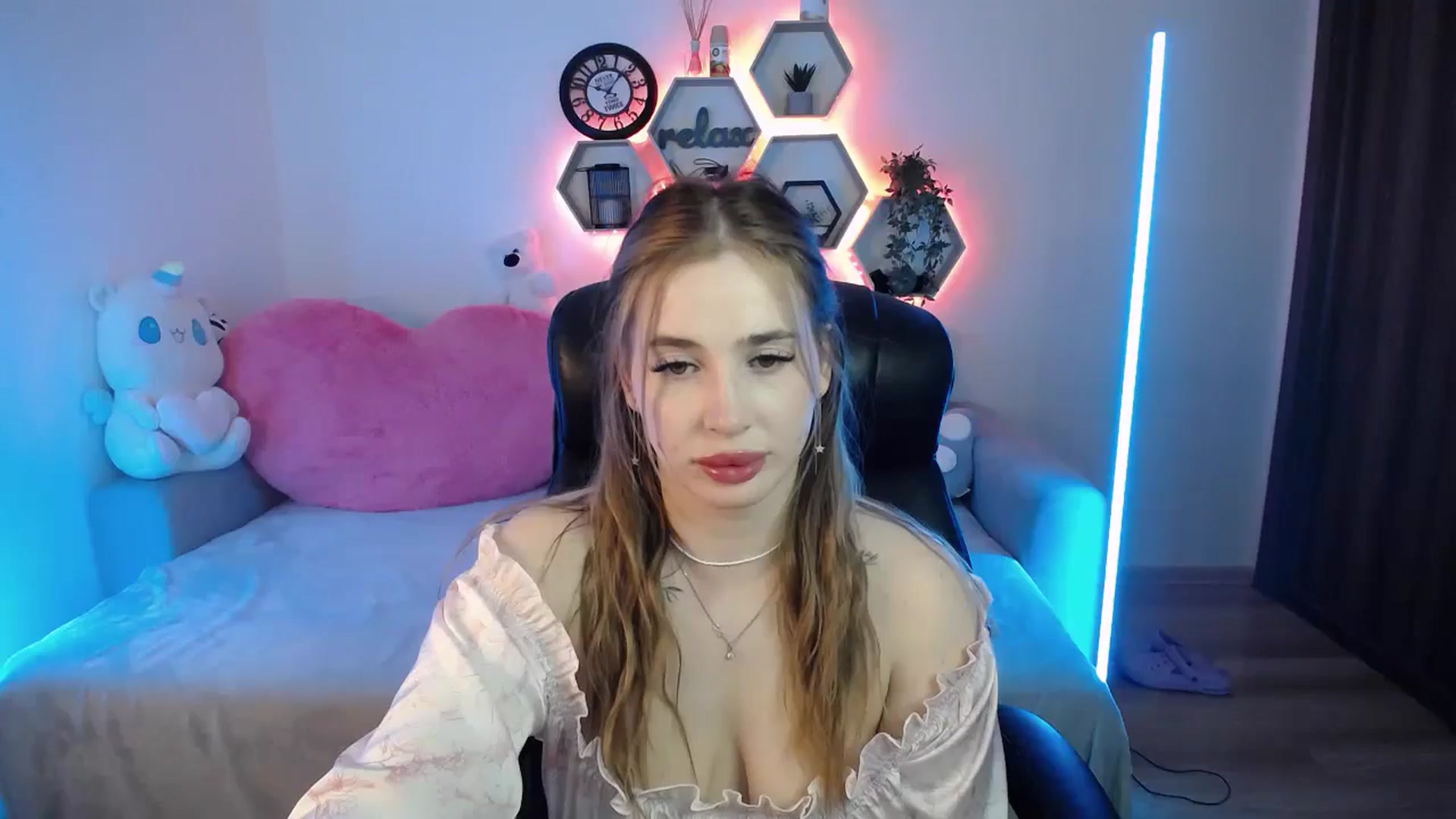 Gallery image thumbnail from SabrinaViolet's myfreecams stream on, 04/20/2026, 14:01 image 14 of 20