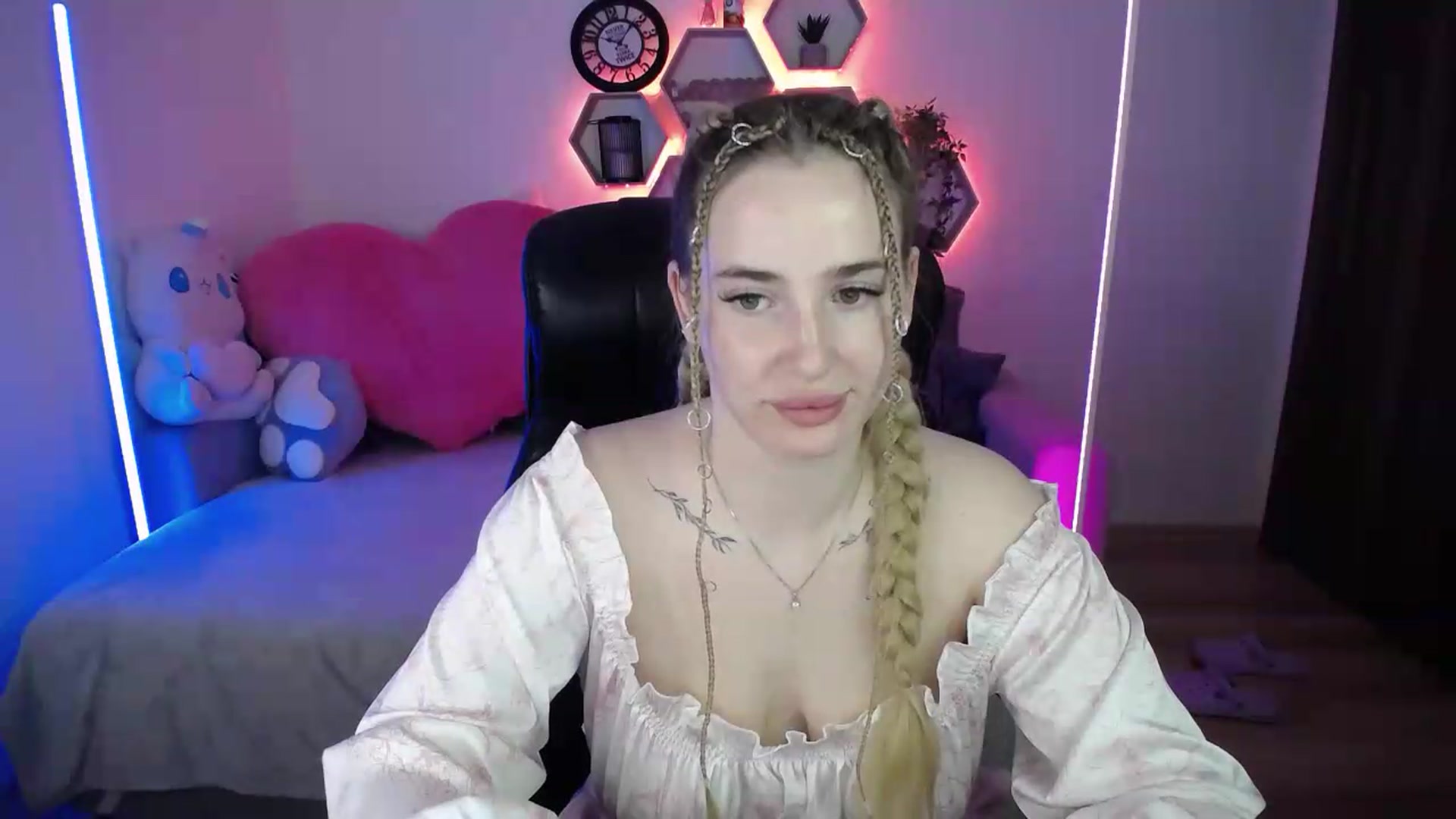 Gallery image thumbnail from SabrinaViolet's myfreecams stream on, 05/17/2026, 10:39 image 16 of 20