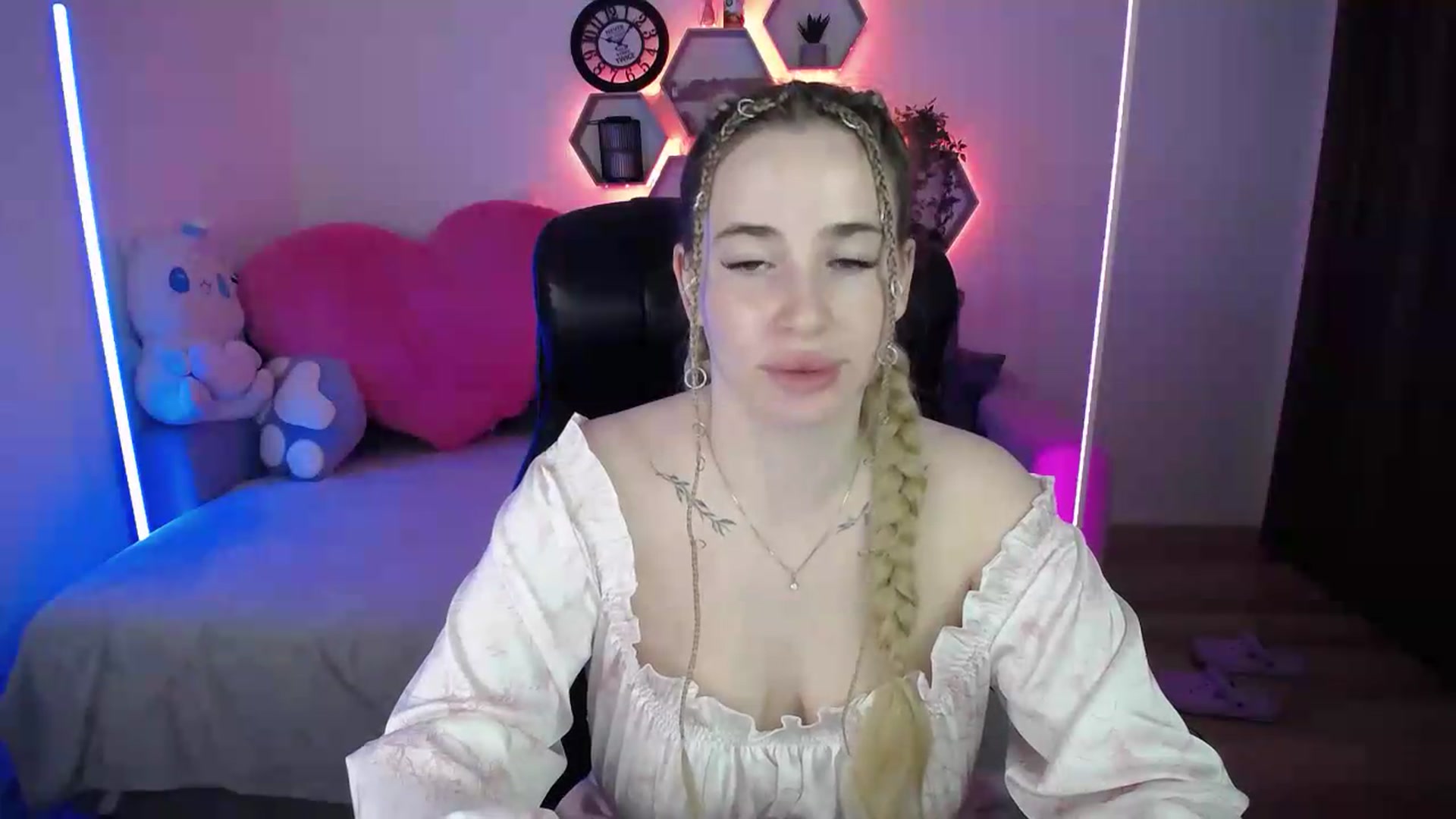Gallery image thumbnail from SabrinaViolet's myfreecams stream on, 05/17/2026, 10:39 image 15 of 20