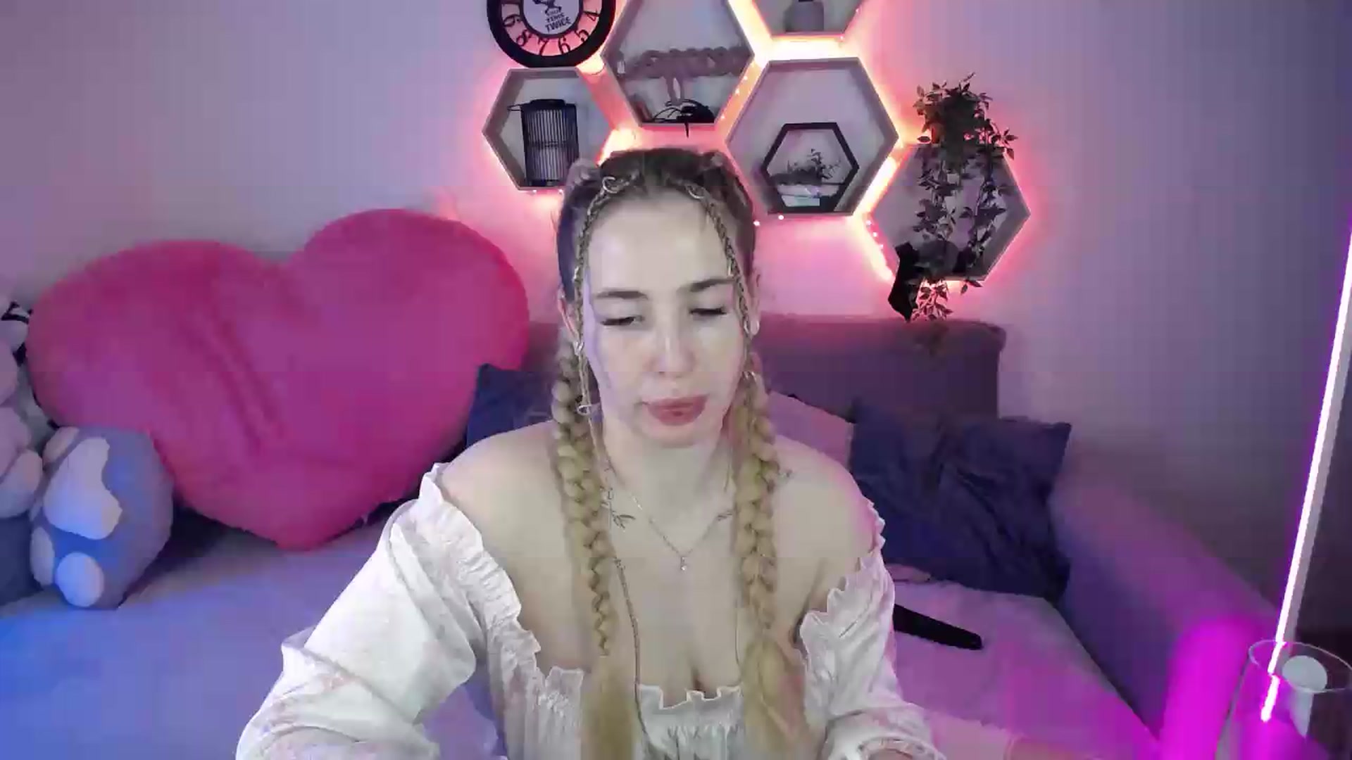 Gallery image thumbnail from SabrinaViolet's myfreecams stream on, 05/17/2026, 11:40 image 1 of 20