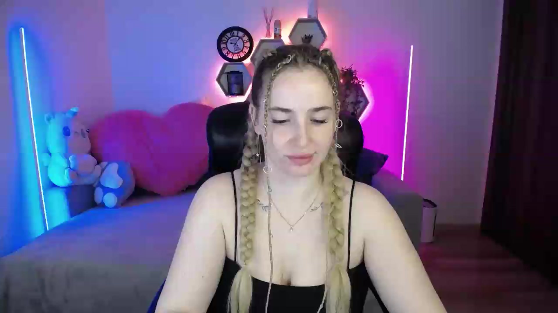Gallery image thumbnail from SabrinaViolet's myfreecams stream on, 05/18/2026, 09:27 image 11 of 20