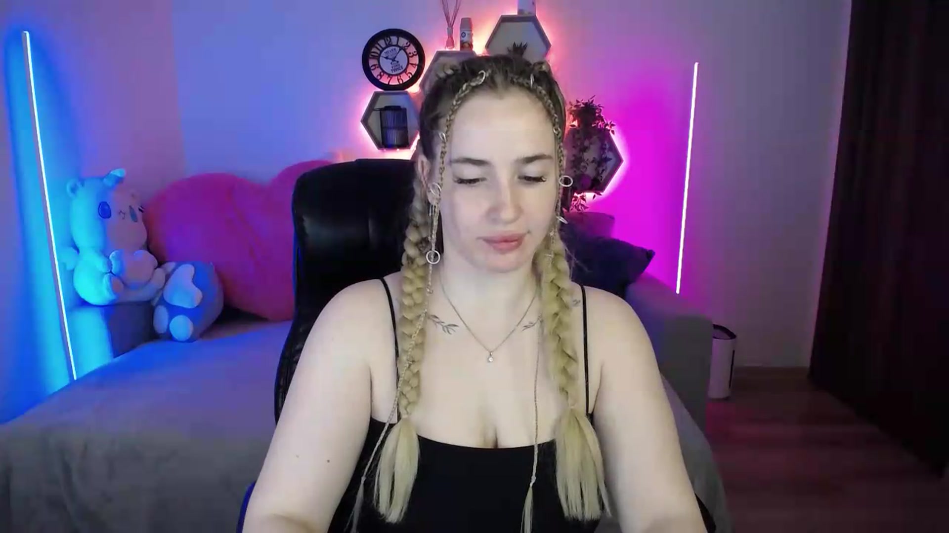 Gallery image thumbnail from SabrinaViolet's myfreecams stream on, 05/18/2026, 09:27 image 19 of 20