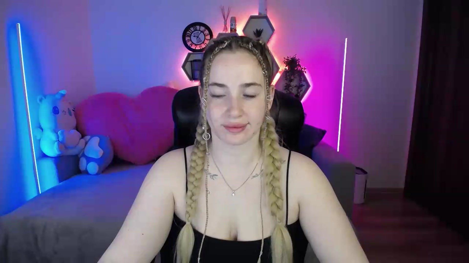 Gallery image thumbnail from SabrinaViolet's myfreecams stream on, 05/18/2026, 09:27 image 13 of 20
