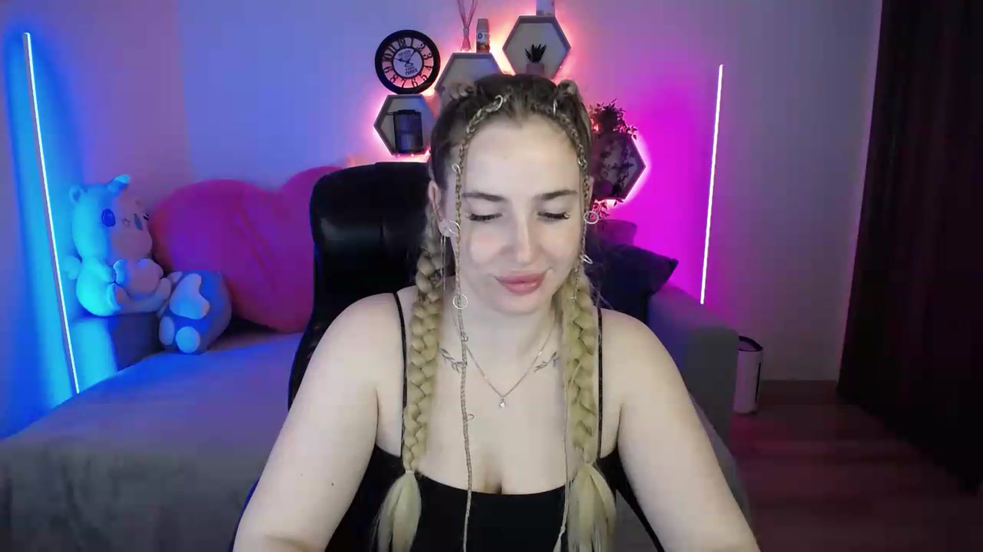 Gallery image thumbnail from SabrinaViolet's myfreecams stream on, 05/18/2026, 09:27 image 17 of 20