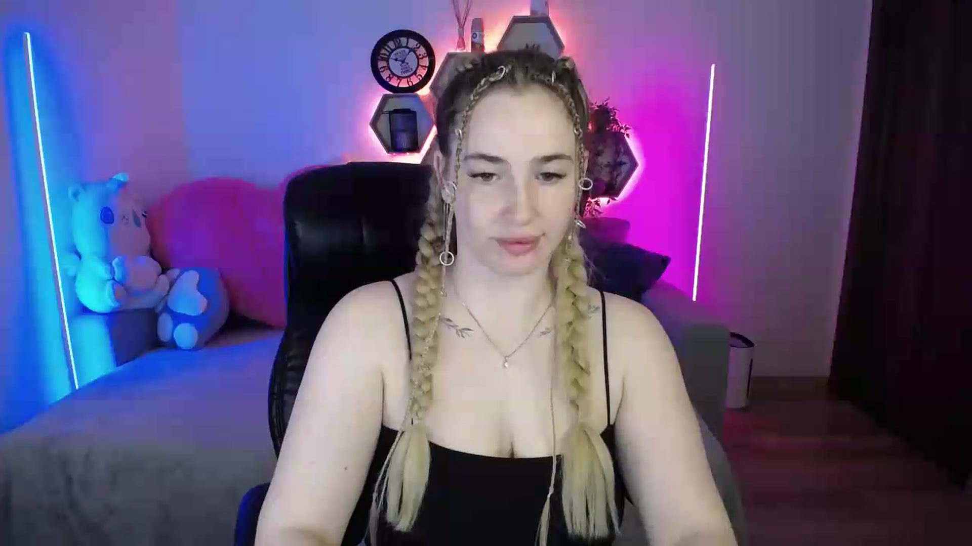 Gallery image thumbnail from SabrinaViolet's myfreecams stream on, 05/18/2026, 09:27 image 18 of 20