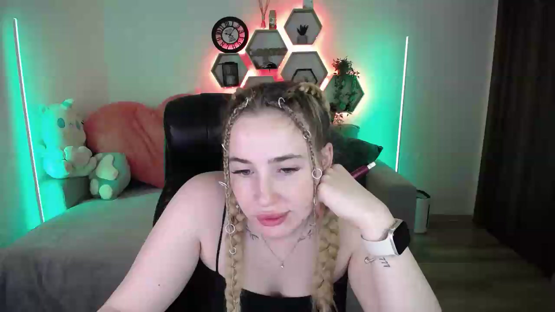 Gallery image thumbnail from SabrinaViolet's myfreecams stream on, 05/18/2026, 11:10 image 1 of 20