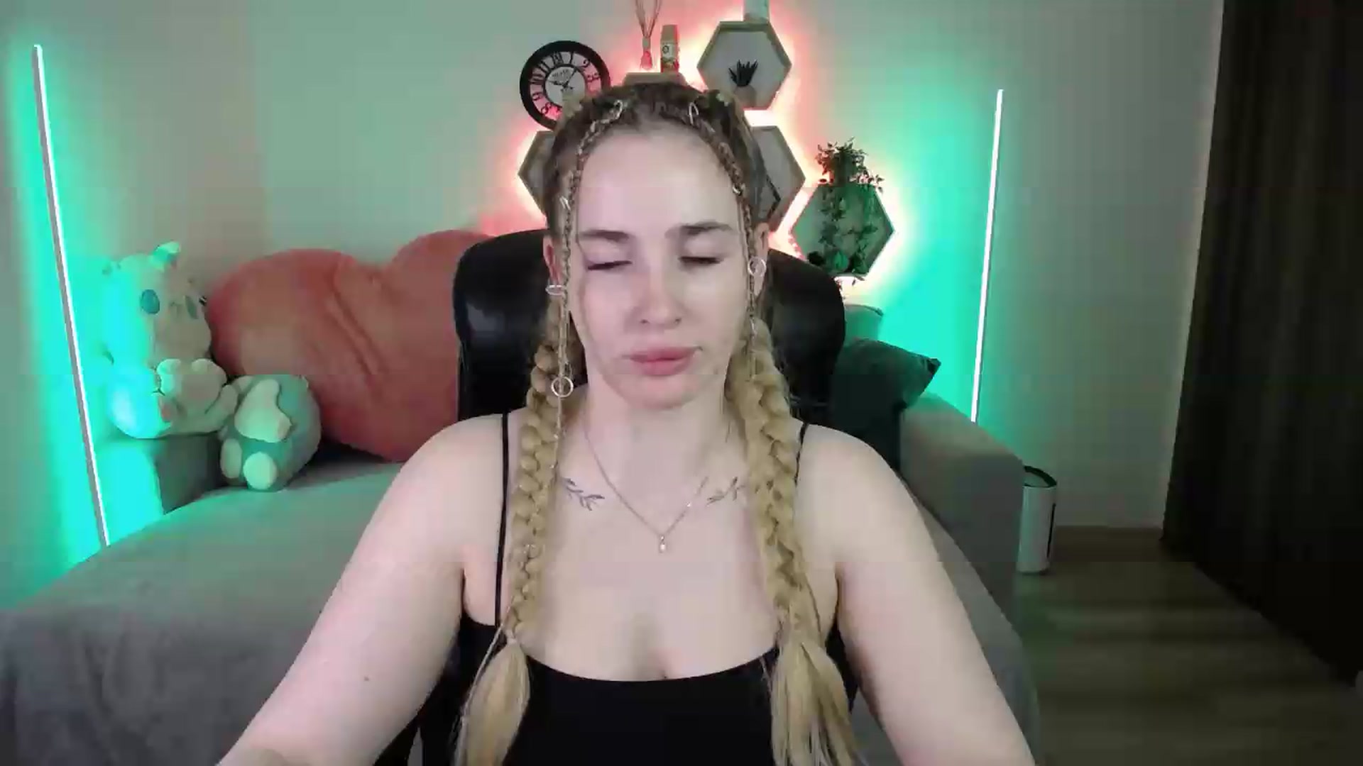 Gallery image thumbnail from SabrinaViolet's myfreecams stream on, 05/18/2026, 11:10 image 11 of 20