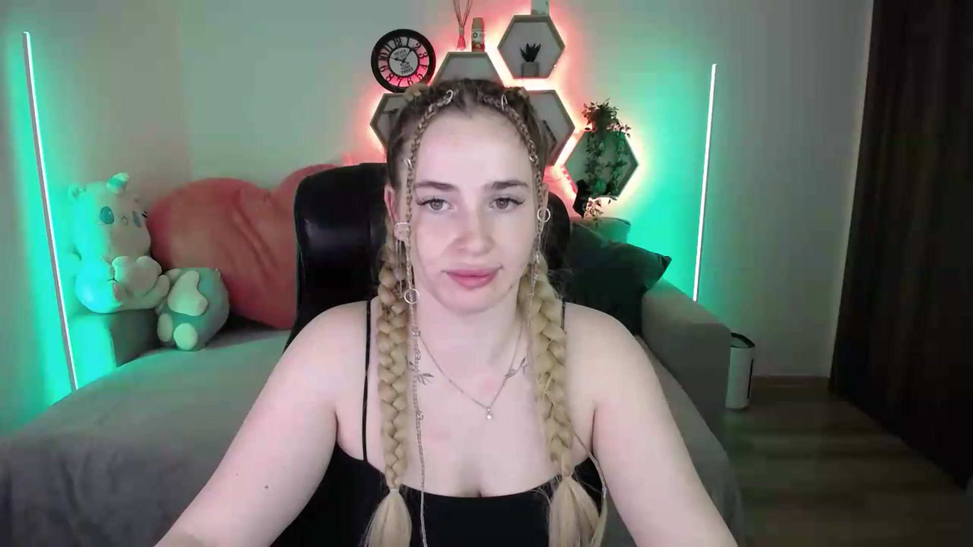 Gallery image thumbnail from SabrinaViolet's myfreecams stream on, 05/18/2026, 11:10 image 4 of 20