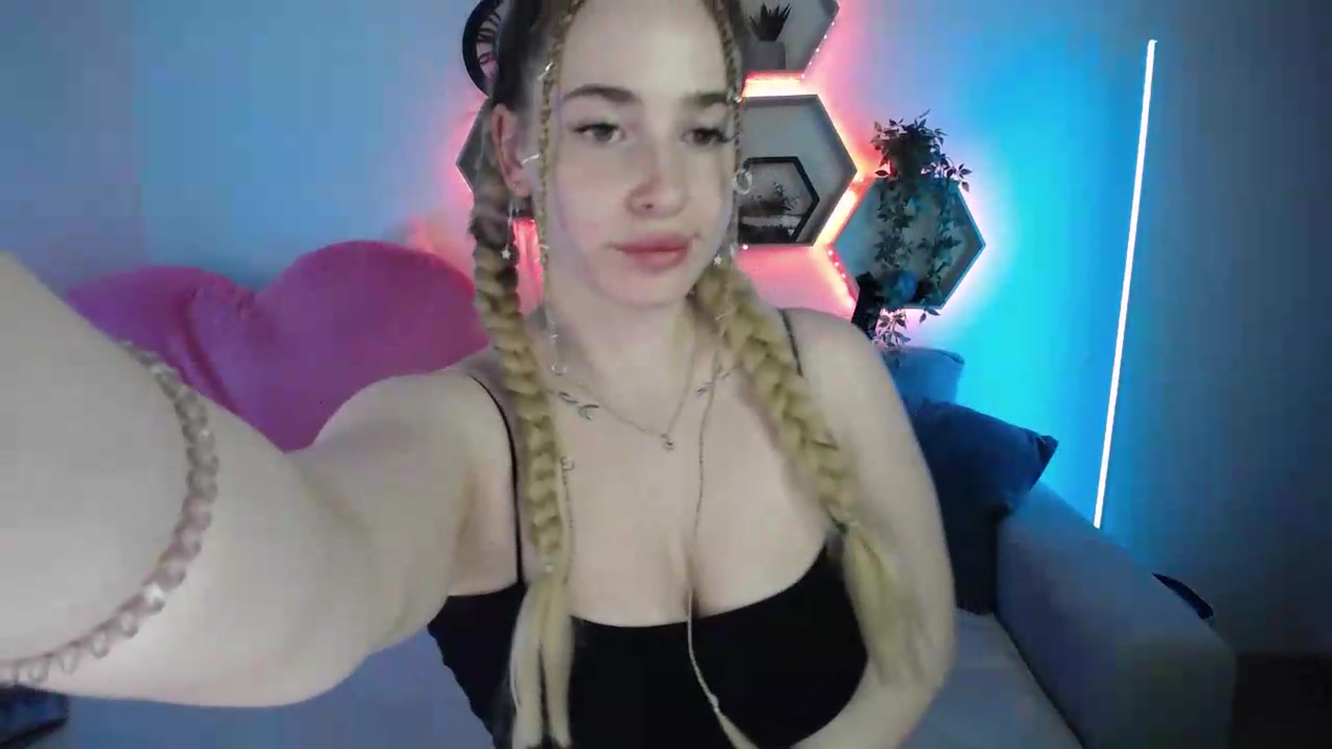 Gallery image thumbnail from SabrinaViolet's myfreecams stream on, 05/18/2026, 12:42 image 10 of 20