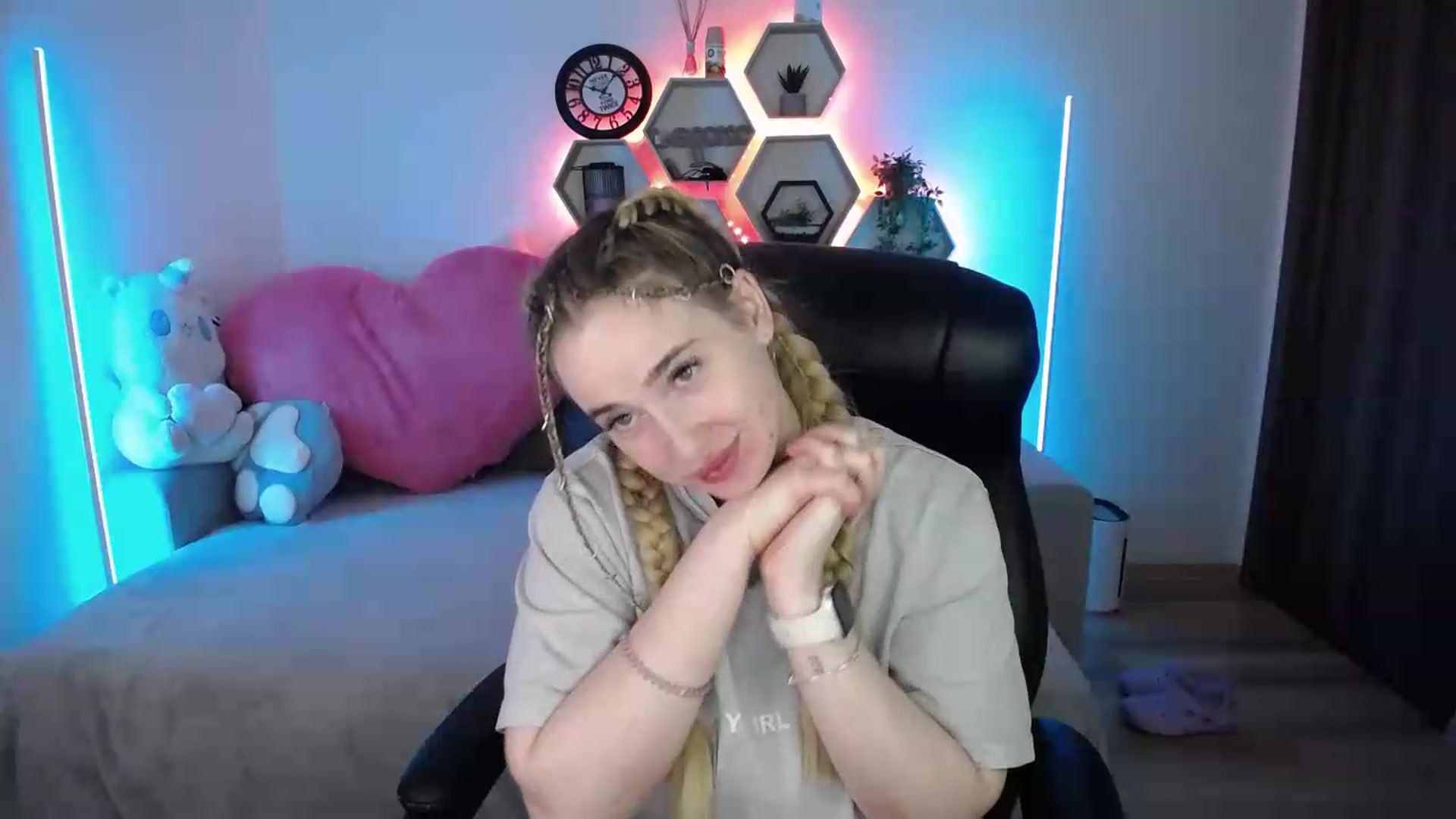 Gallery image thumbnail from SabrinaViolet's myfreecams stream on, 05/18/2026, 12:42 image 3 of 20