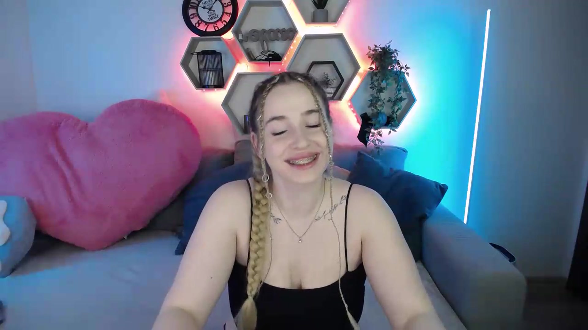 Gallery image thumbnail from SabrinaViolet's myfreecams stream on, 05/18/2026, 12:42 image 18 of 20