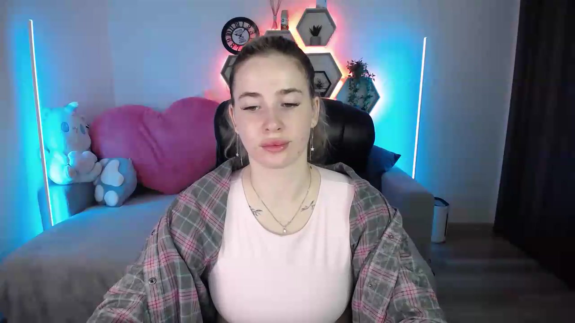 Gallery image thumbnail from SabrinaViolet's myfreecams stream on, 05/19/2026, 09:24 image 2 of 20
