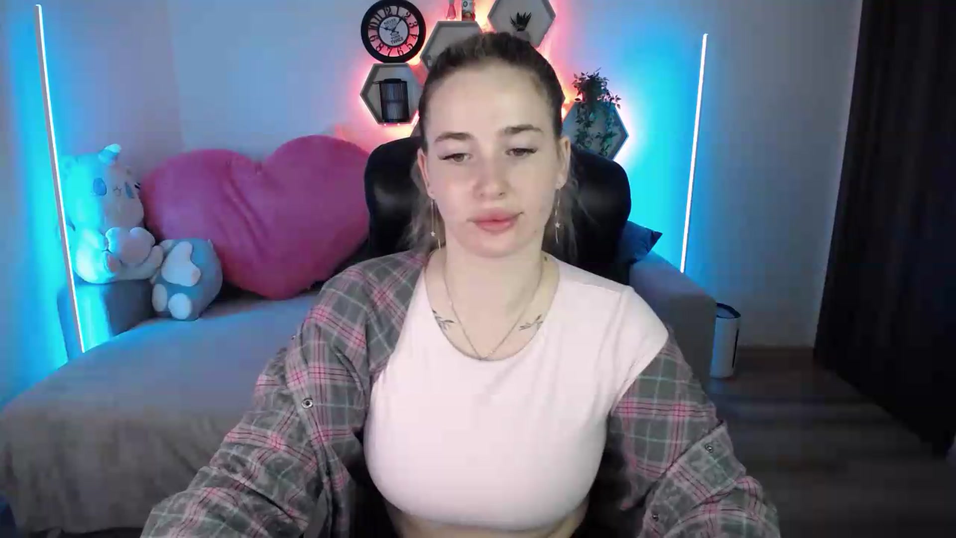 Gallery image thumbnail from SabrinaViolet's myfreecams stream on, 05/19/2026, 09:24 image 10 of 20