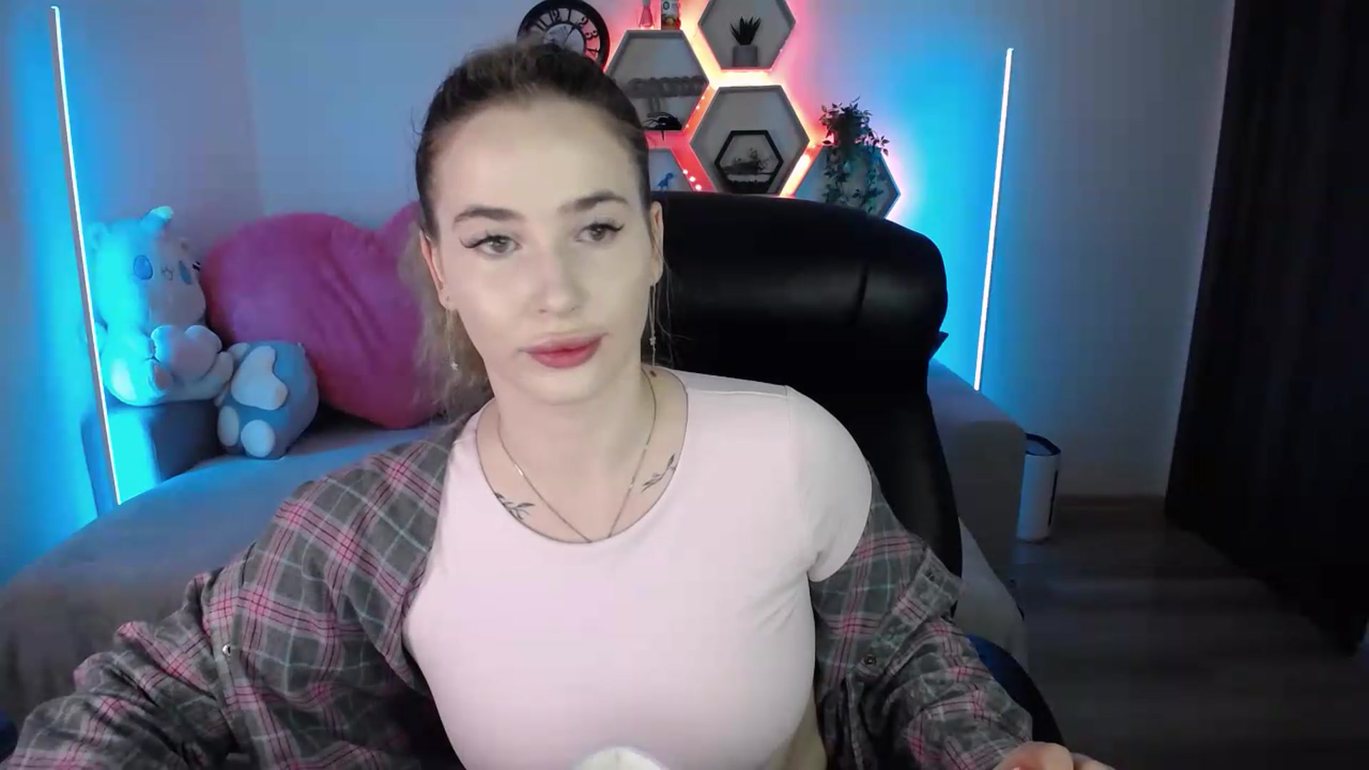 Gallery image thumbnail from SabrinaViolet's myfreecams stream on, 05/19/2026, 09:24 image 17 of 20