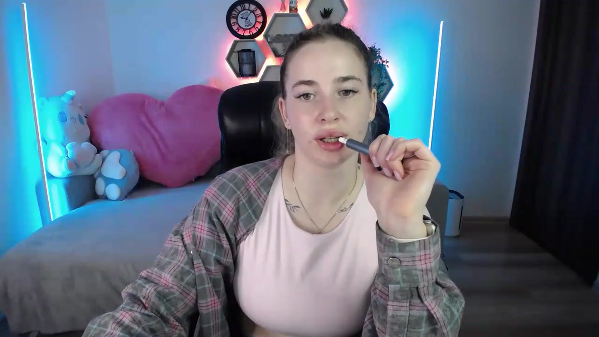 Gallery image thumbnail from SabrinaViolet's myfreecams stream on, 05/19/2026, 09:24 image 14 of 20