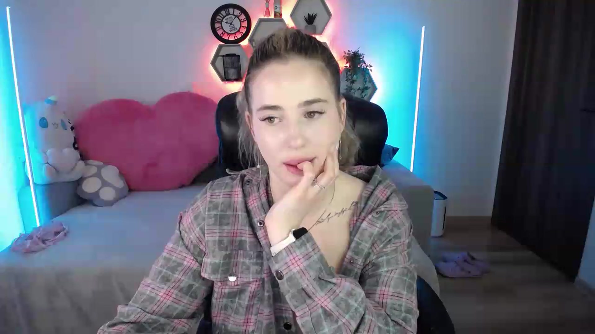 Gallery image thumbnail from SabrinaViolet's myfreecams stream on, 05/19/2026, 13:58 image 6 of 20