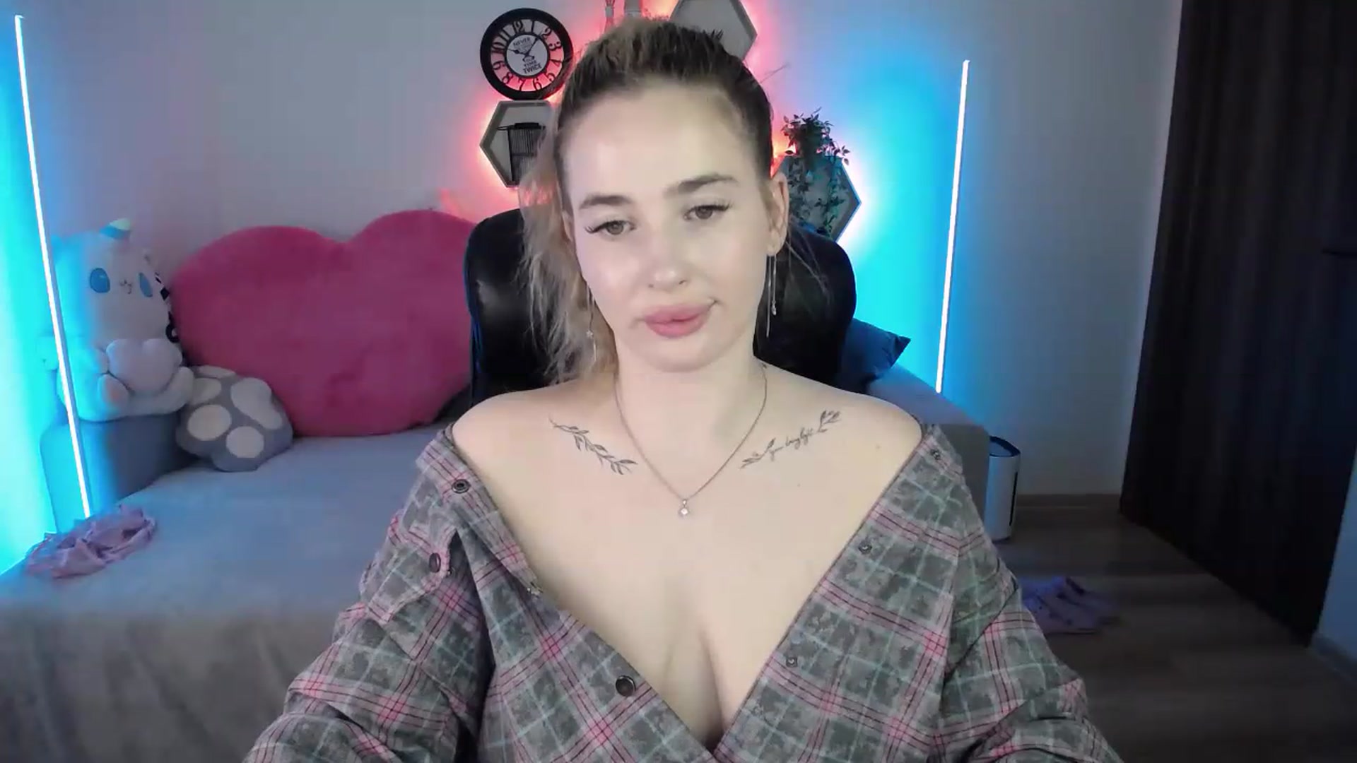 Gallery image thumbnail from SabrinaViolet's myfreecams stream on, 05/19/2026, 13:58 image 10 of 20