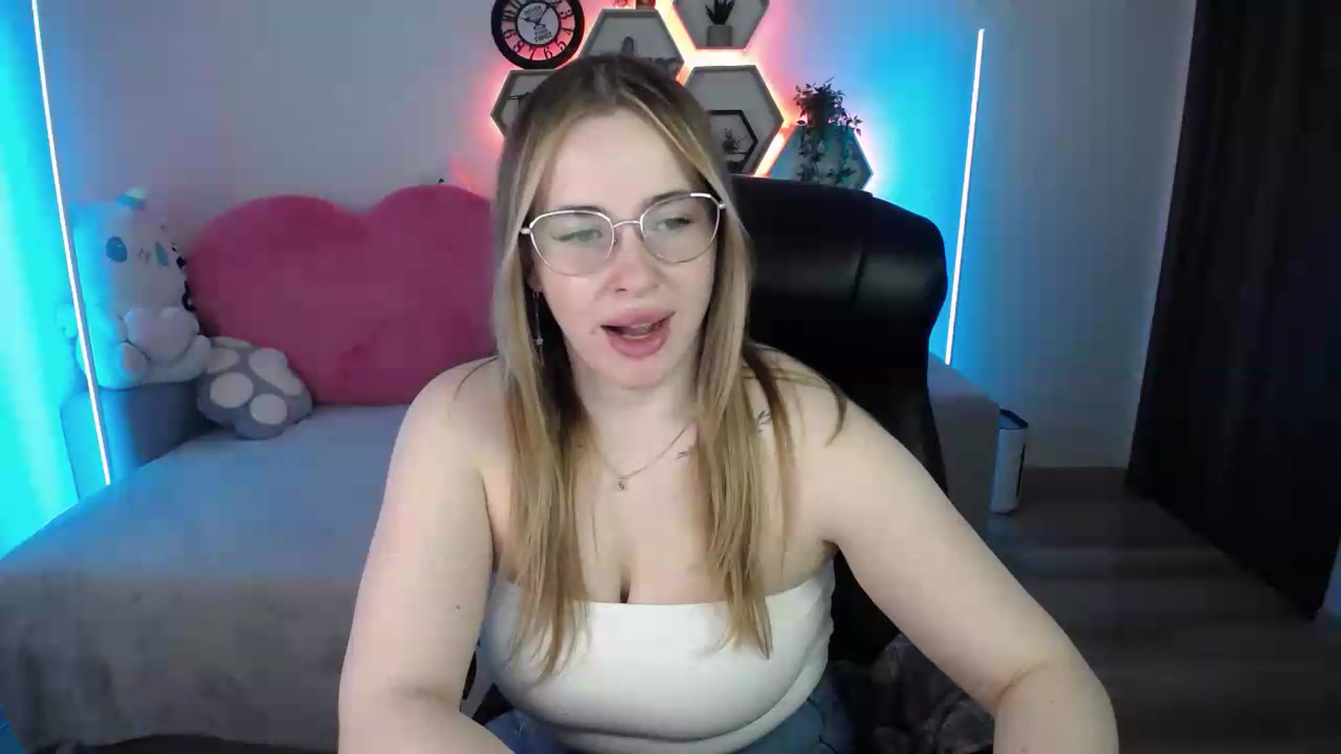 Gallery image thumbnail from SabrinaViolet's myfreecams stream on, 05/22/2026, 09:20 image 5 of 20