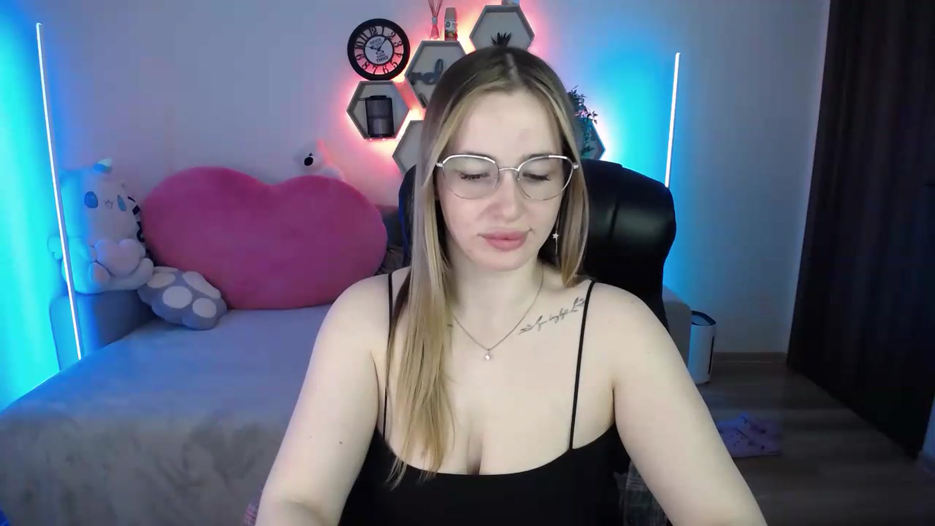 Gallery image thumbnail from SabrinaViolet's myfreecams stream on, 05/25/2026, 09:05 image 10 of 20