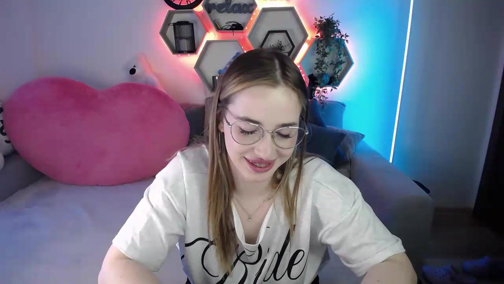 Gallery image thumbnail from SabrinaViolet's myfreecams stream on, 05/25/2026, 11:03 image 9 of 20
