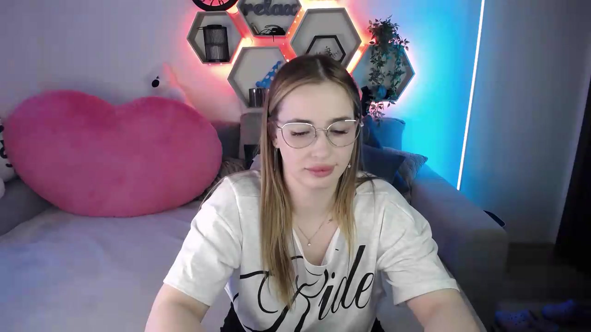 Gallery image thumbnail from SabrinaViolet's myfreecams stream on, 05/25/2026, 11:03 image 5 of 20