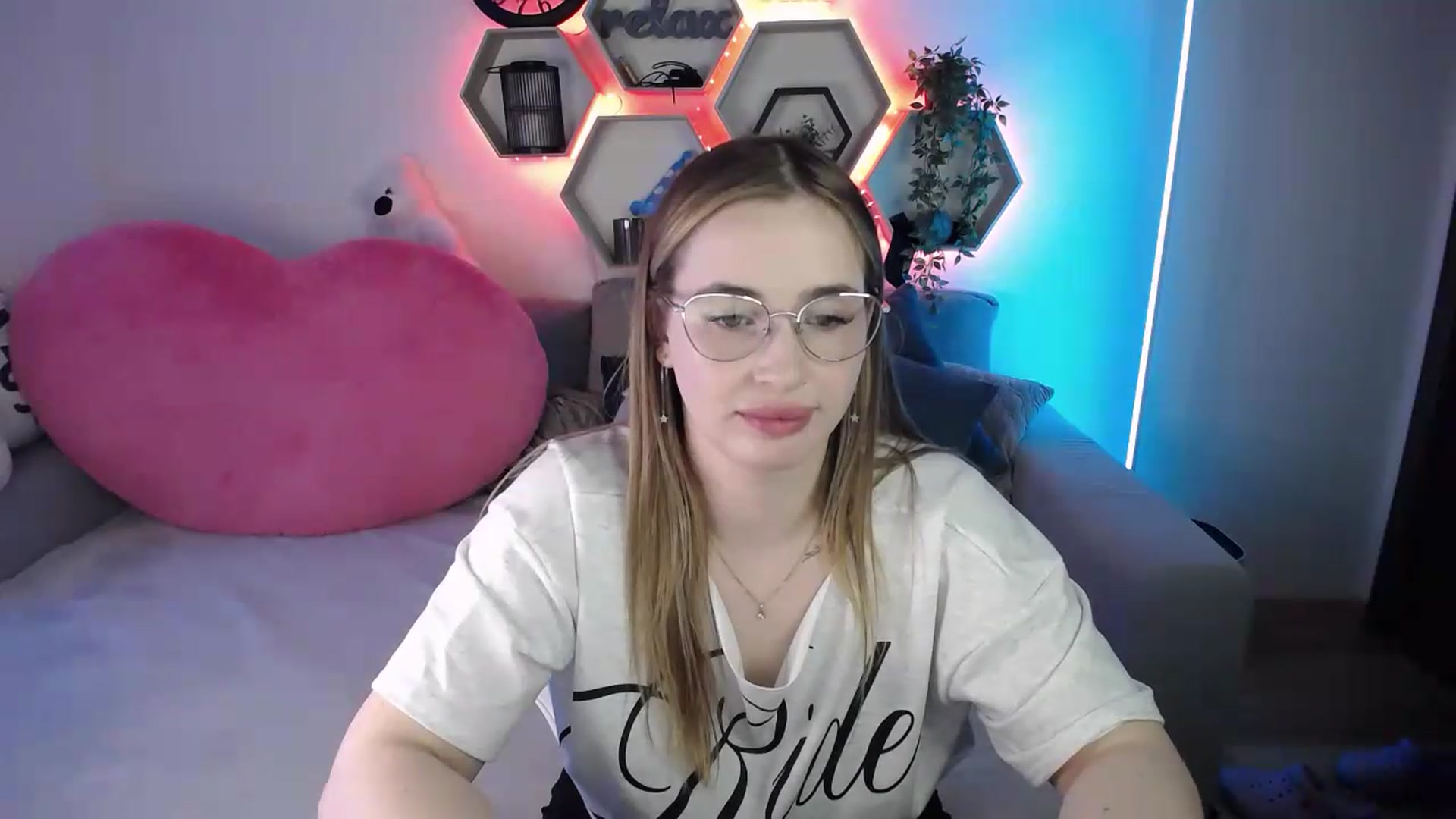 Gallery image thumbnail from SabrinaViolet's myfreecams stream on, 05/25/2026, 11:03 image 4 of 20