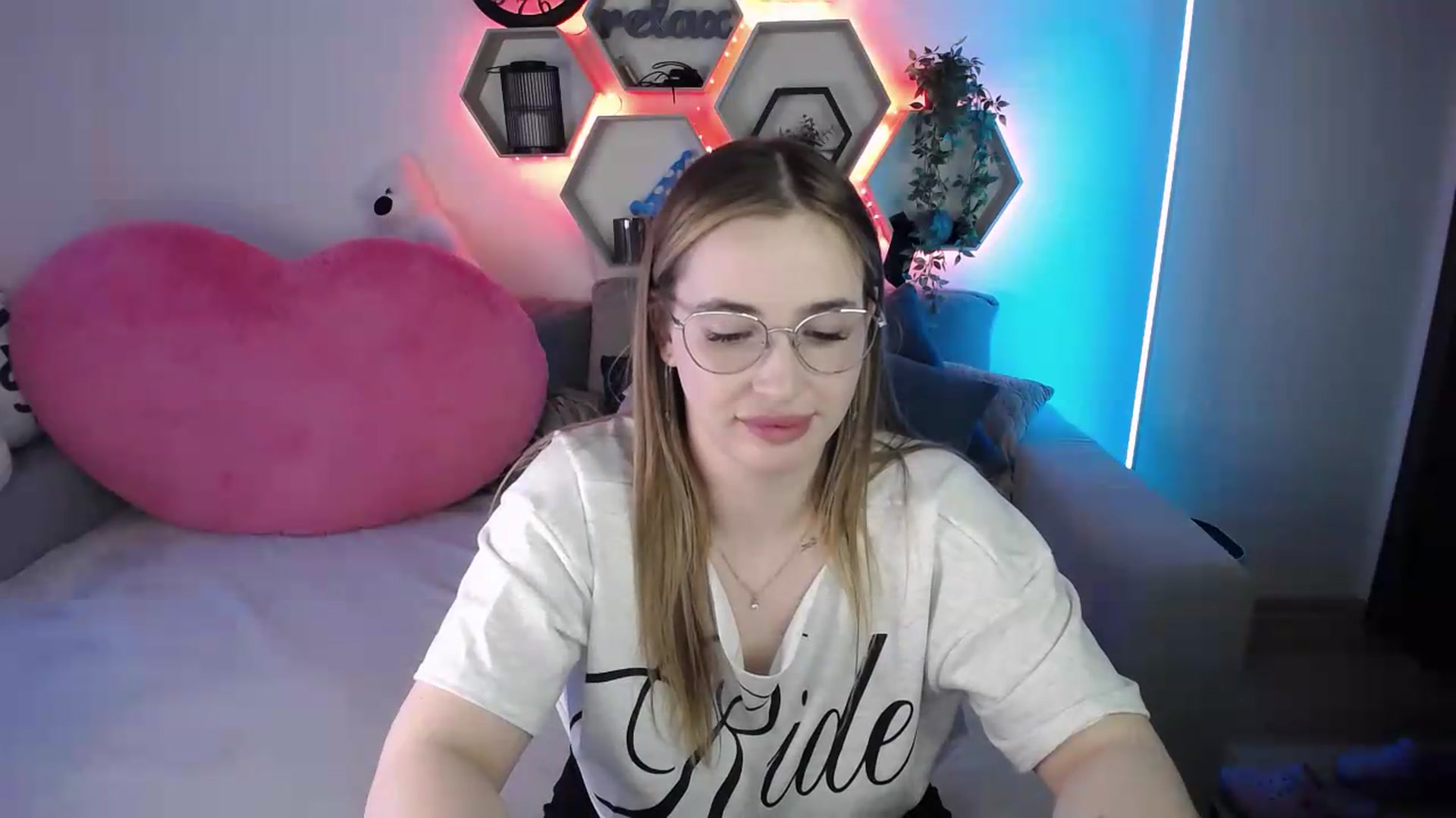 Gallery image thumbnail from SabrinaViolet's myfreecams stream on, 05/25/2026, 11:03 image 3 of 20