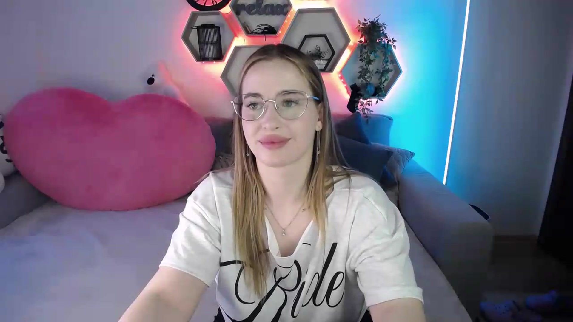 Gallery image thumbnail from SabrinaViolet's myfreecams stream on, 05/25/2026, 11:03 image 6 of 20