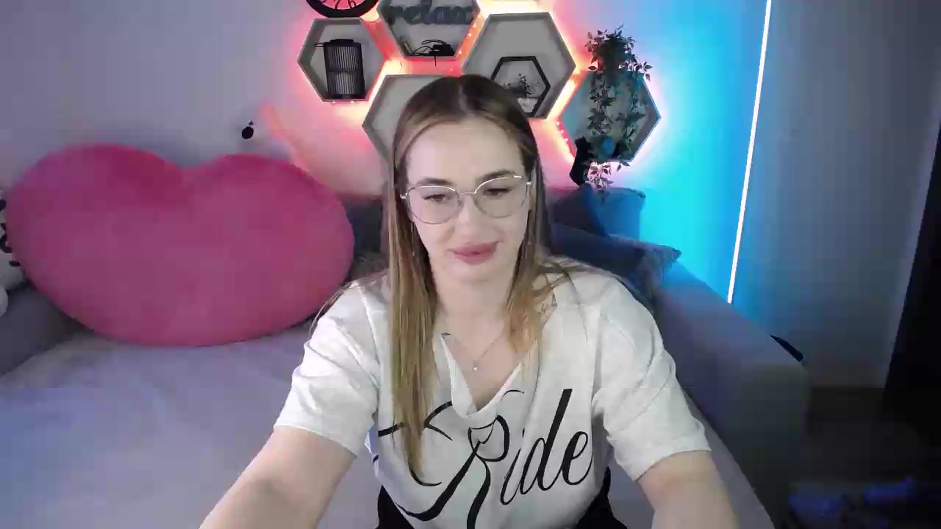 Gallery image thumbnail from SabrinaViolet's myfreecams stream on, 05/25/2026, 11:03 image 1 of 20