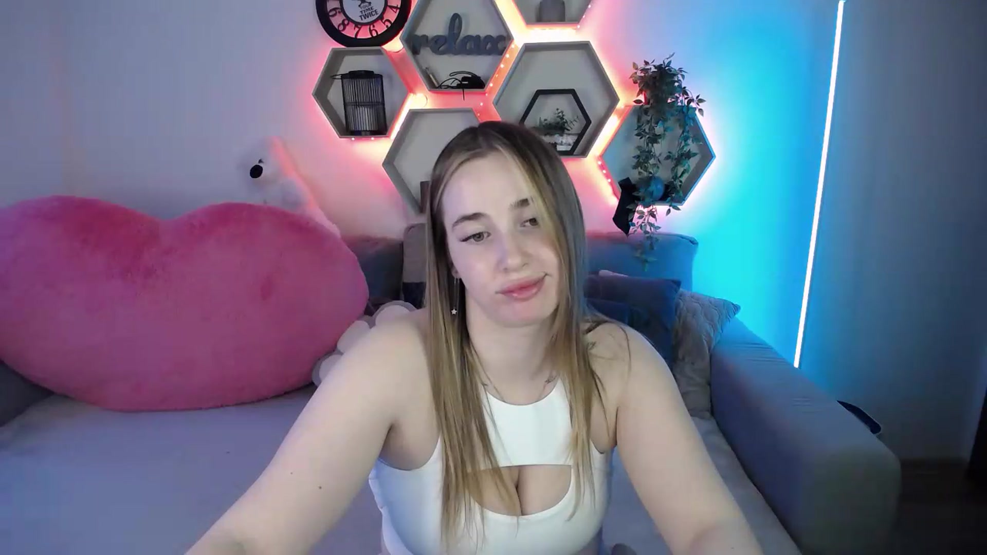 Gallery image thumbnail from SabrinaViolet's myfreecams stream on, 05/26/2026, 10:59 image 13 of 20