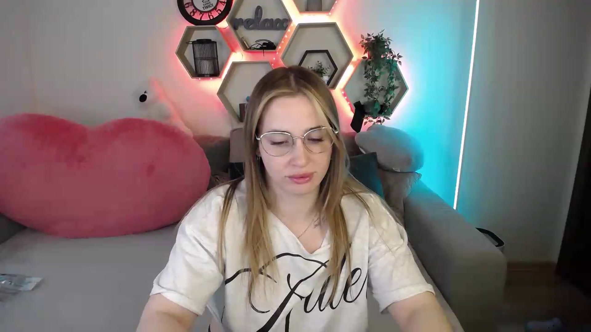 Gallery image thumbnail from SabrinaViolet's myfreecams stream on, 05/26/2026, 13:05 image 14 of 20