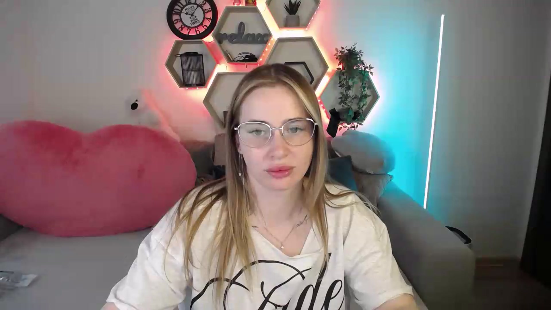 Gallery image thumbnail from SabrinaViolet's myfreecams stream on, 05/26/2026, 13:05 image 3 of 20