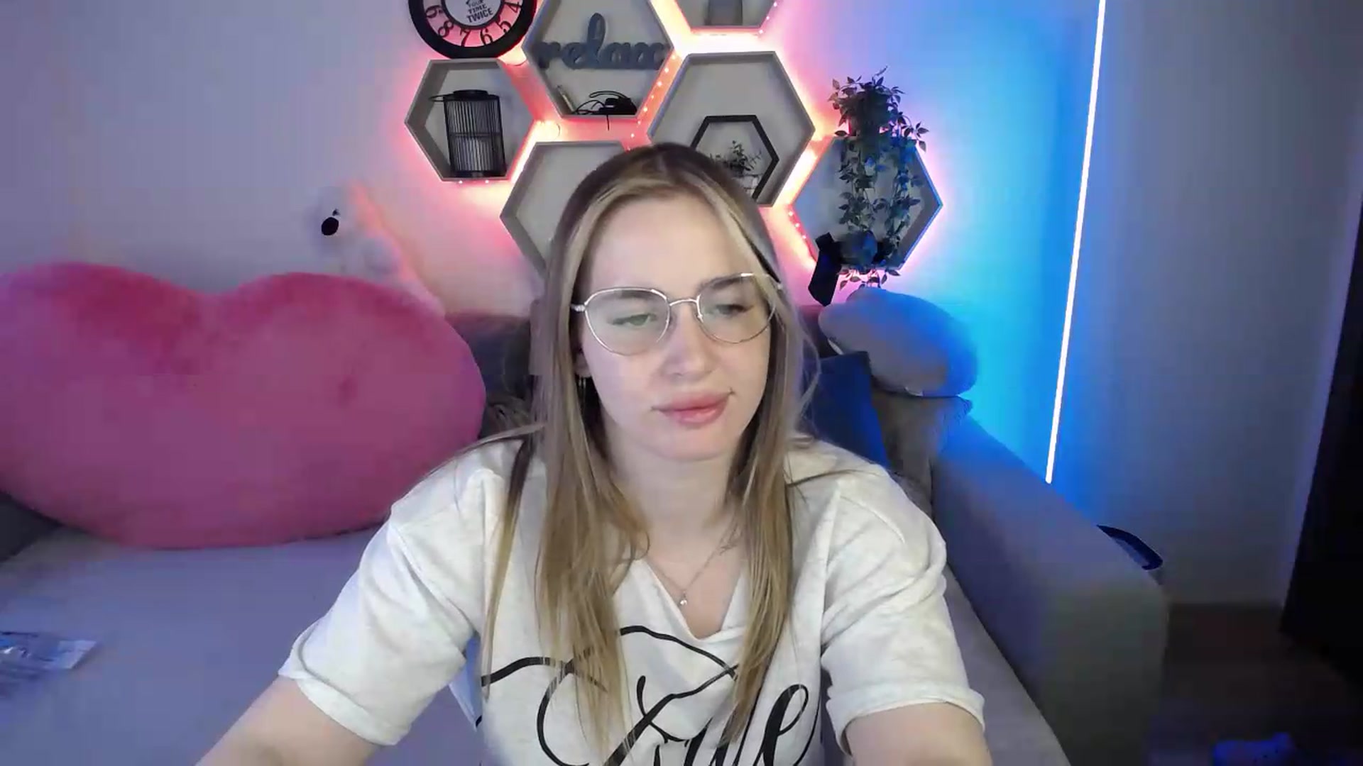 Gallery image thumbnail from SabrinaViolet's myfreecams stream on, 05/26/2026, 13:05 image 17 of 20