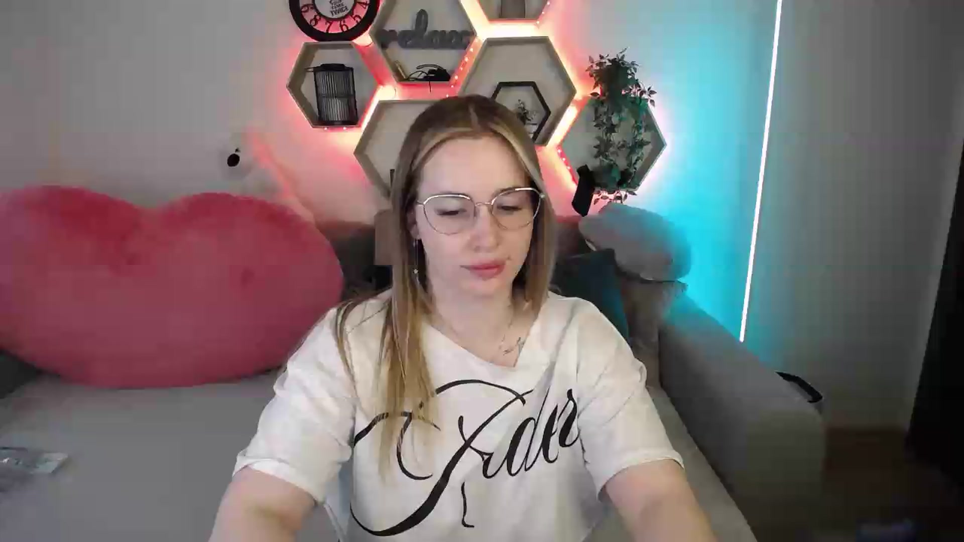 Gallery image thumbnail from SabrinaViolet's myfreecams stream on, 05/26/2026, 13:05 image 9 of 20