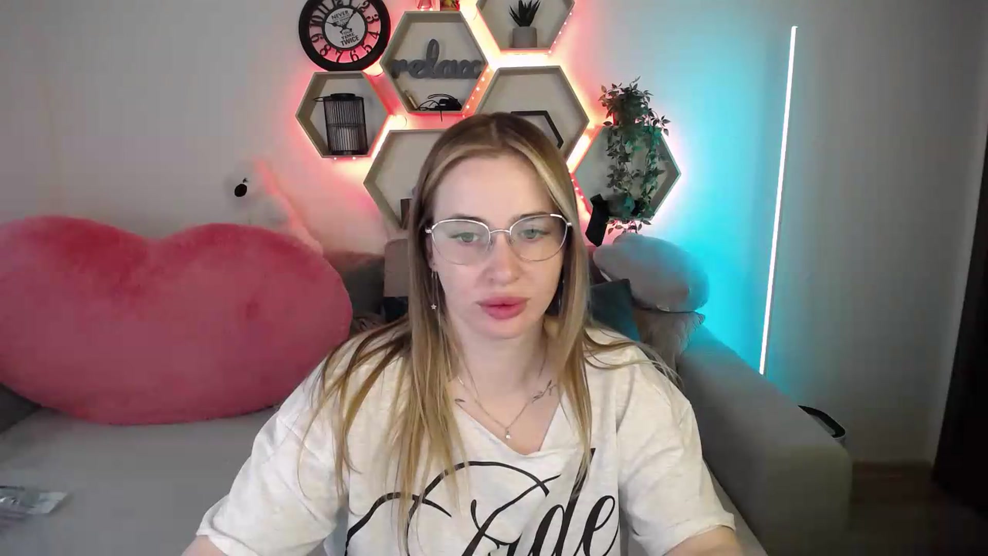 Gallery image thumbnail from SabrinaViolet's myfreecams stream on, 05/26/2026, 13:05 image 4 of 20