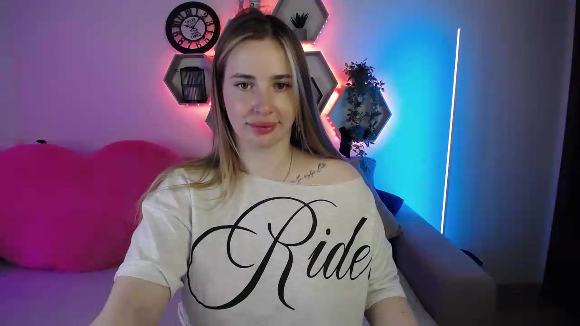 Gallery image thumbnail from SabrinaViolet's myfreecams stream on, 06/19/2026, 09:42 image 4 of 20