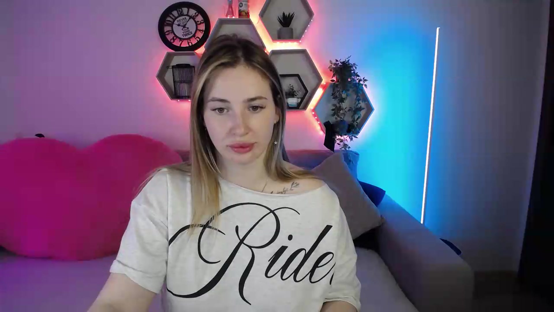 Gallery image thumbnail from SabrinaViolet's myfreecams stream on, 06/19/2026, 09:42 image 17 of 20