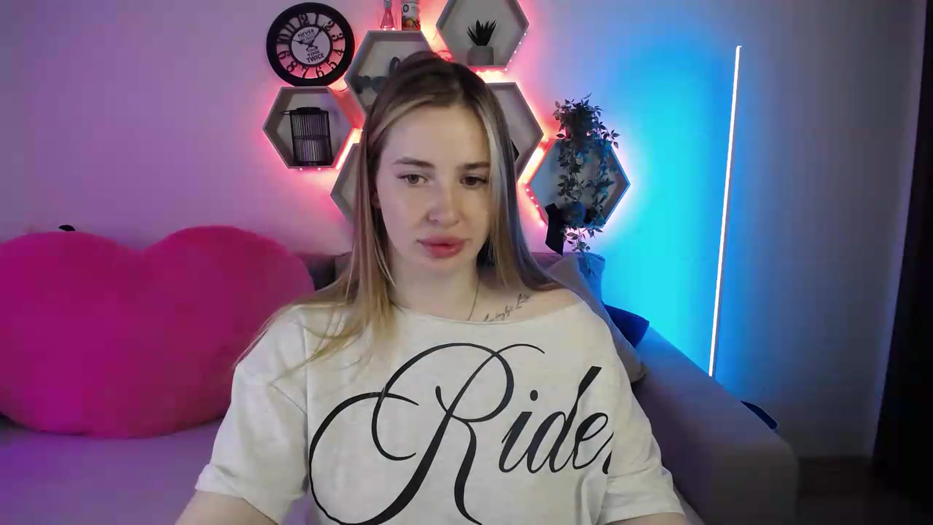 Gallery image thumbnail from SabrinaViolet's myfreecams stream on, 06/19/2026, 09:42 image 9 of 20