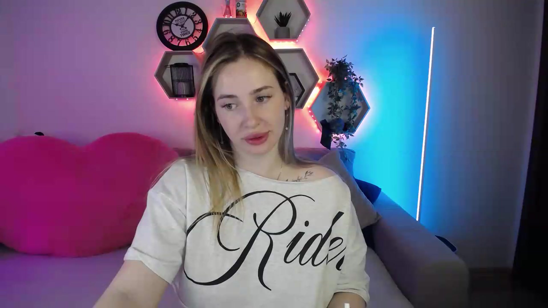Gallery image thumbnail from SabrinaViolet's myfreecams stream on, 06/19/2026, 09:42 image 15 of 20